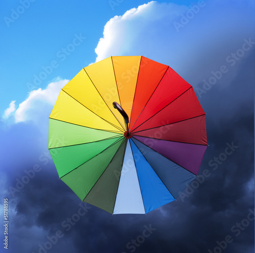 Regenschirm in Regenbogenfarben