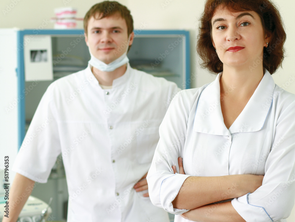 Obraz premium A medical doctors tanding with folded arms.