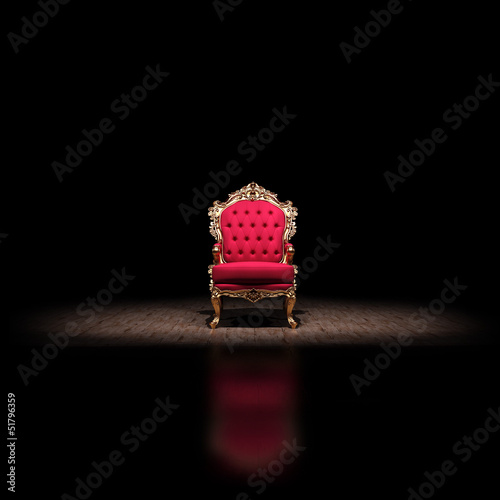 Roter Polsterstuhl auf Bühne photo
