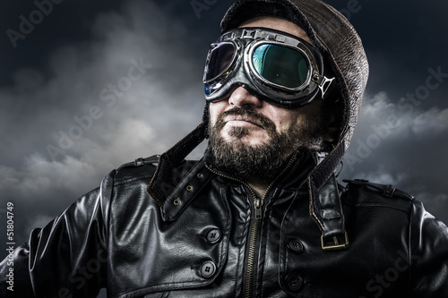 Photo Aviator with glasses and vintage hat with proud expression