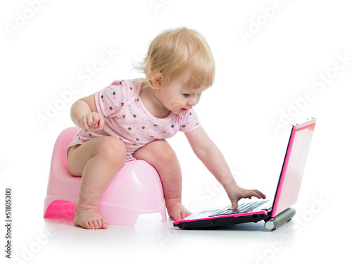 Εκτύπωση καμβά baby girl sitting on chamberpot with notebook