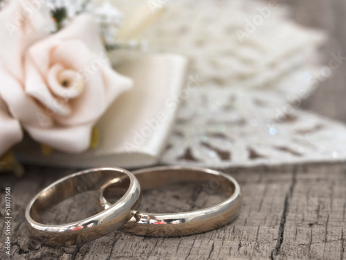 wedding rings in the vintage arrangement