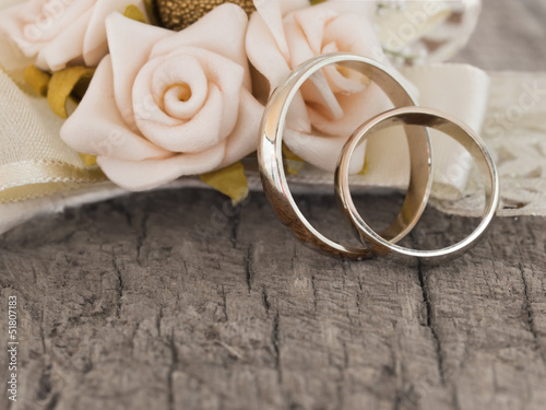 wedding rings in the vintage arrangement