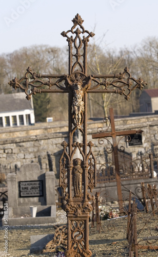 Croix rouillée dans un cimetière photo