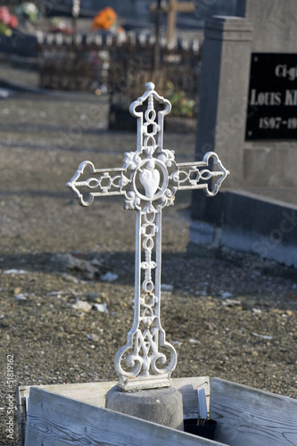 Croix blanche dans un cimetière