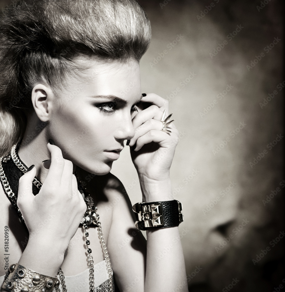 Obraz premium Moda Rocker Style Model Girl Portret. Czarny i biały