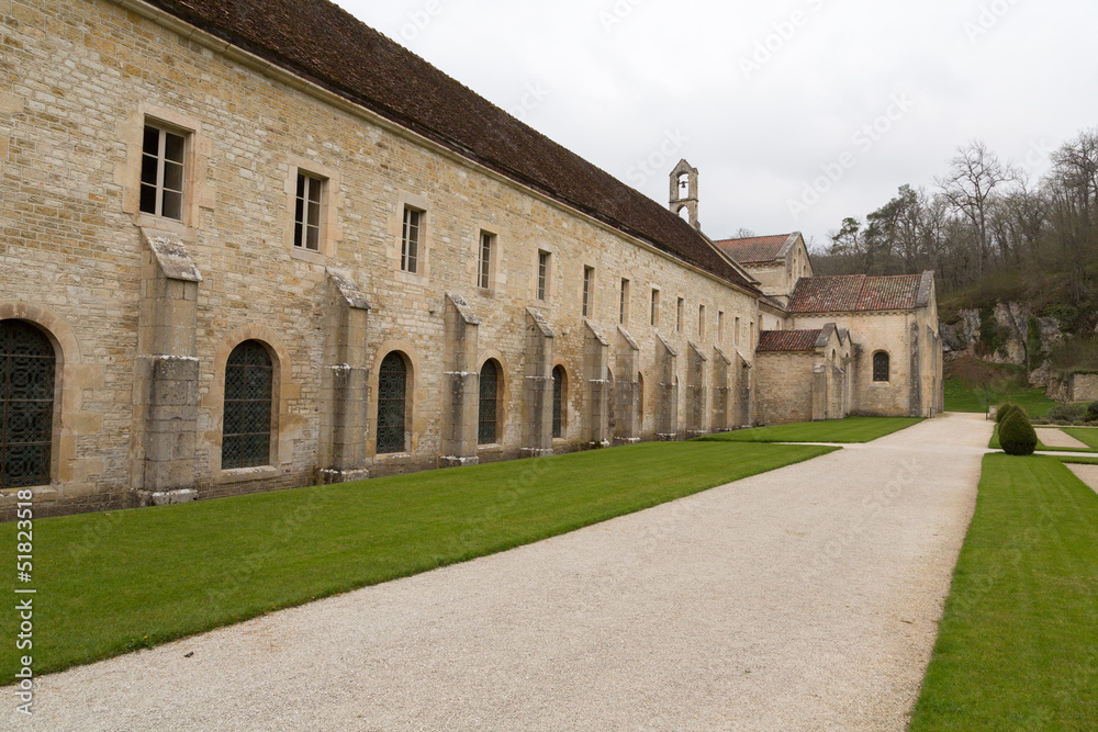 Eglise et allée de l'abbaye de Fontenay