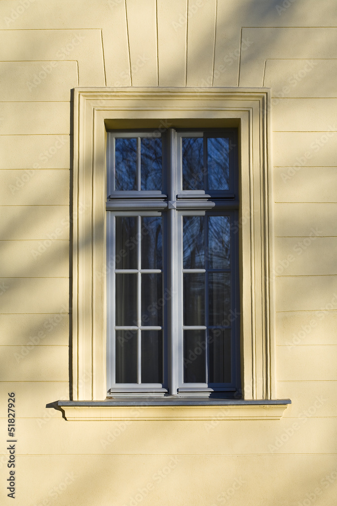 Obraz premium Large wooden window in the wall of the palace.