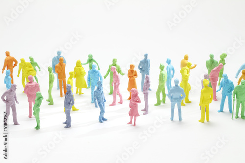 カラフルな人形の人形群衆