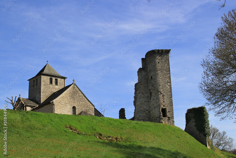 Eglise et ruines du château de Cornil (Corrèze)