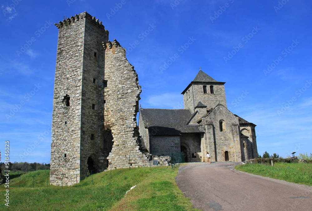 Eglise et ruines du château de Cornil (Corrèze)