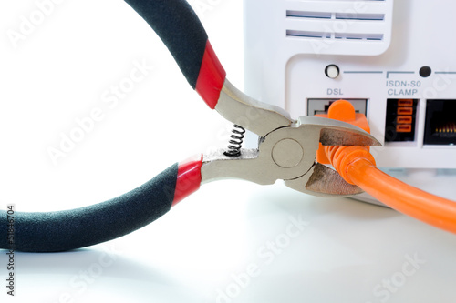 DSL Kabel wird durchgeschnitten