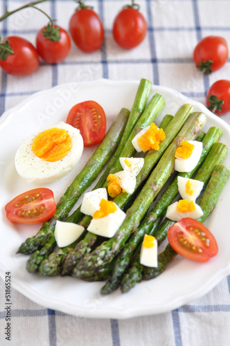 Grüner Spargel mit Ei und Tomaten