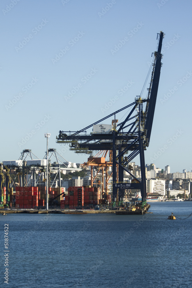 Descarga de containers con grúas en puerto
