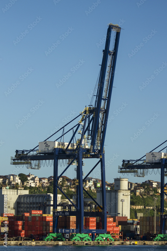 Descarga de containers con grúas en puerto