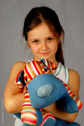 Obraz na płótnie Little girl with a toy dog w salonie