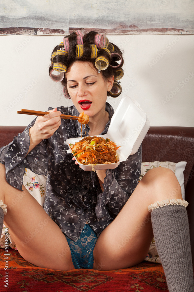 sexy girl eating spaghetti on the couch foto de Stock | Adobe Stock