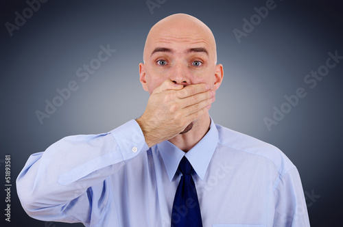 Mann mit Hand vor Mund