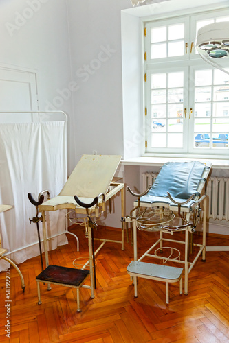 Obraz na płótnie Old gynecological chair and equipment w salonie