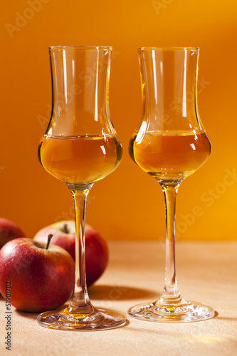Zwei Gläser Calvados und Äpfel