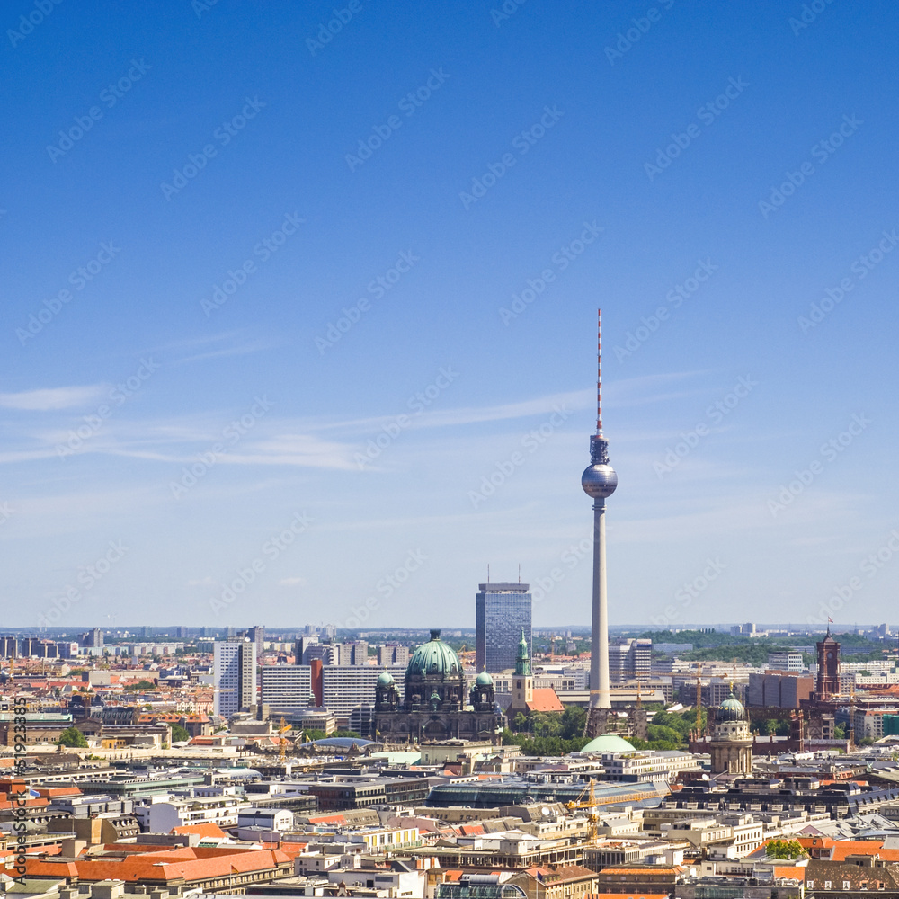 Fototapeta premium Wieża telewizyjna Fernsehturm, widok na Berlin, Niemcy