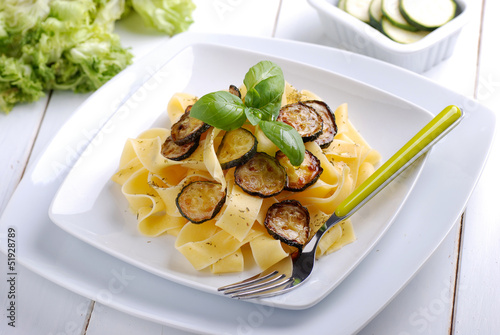 Fotografija pappardelle all'uovo con zucchine fritte