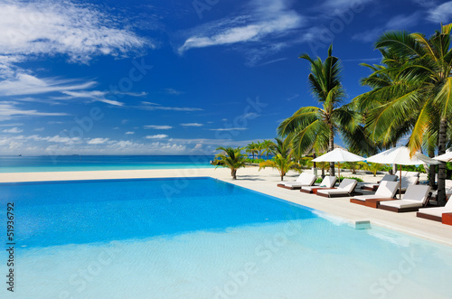 Fototapeta Naklejka Na Ścianę i Meble -  Luxury tropical swimming pool