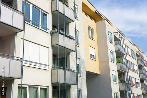 Fassade eines modernen Mehrfamilienhauses in Frankfurt am Main,