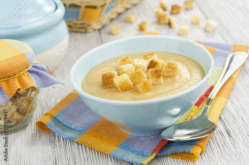 Pea soup with croutons