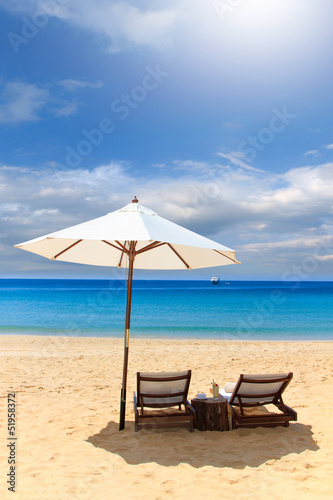 beds and umbrella on the beach © Netfalls
