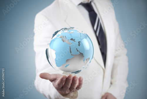 Hombre de negocios y mapa del mundo. Negocios y trabajo en red