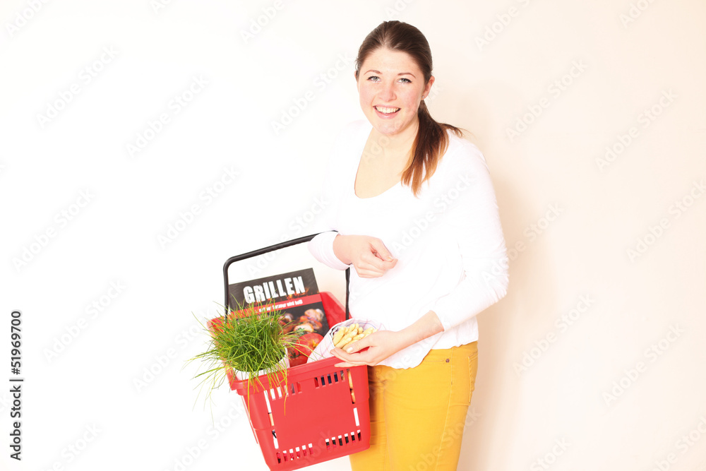 junge Frau beim Einkaufen junge Frau beim Einkaufen