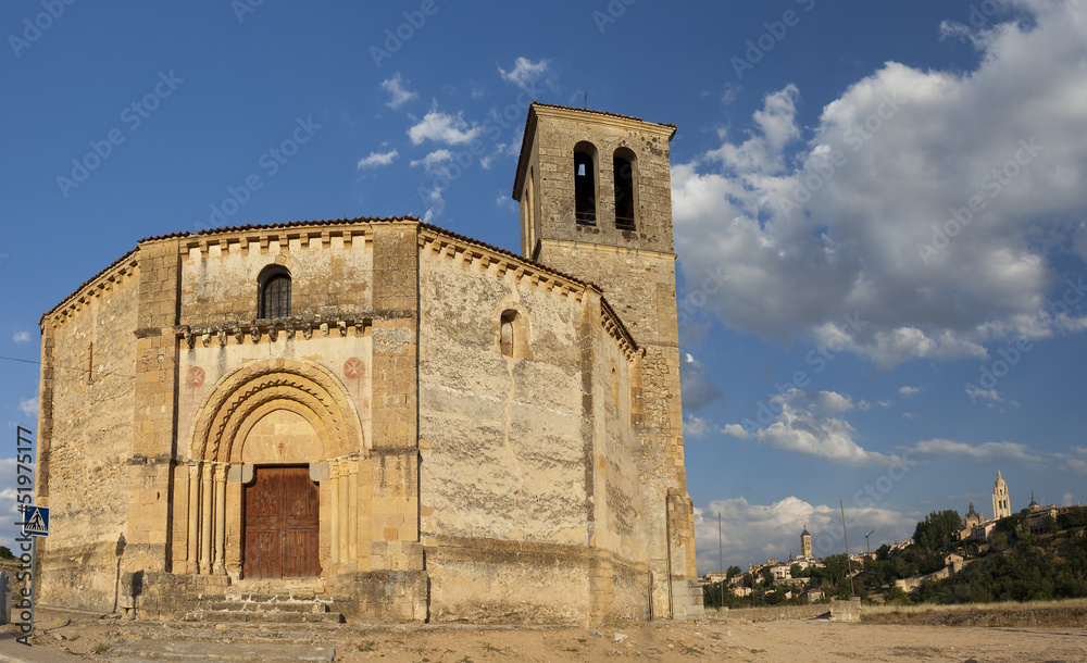 Iglesa de la Vera Cruz y Catedral de Segovia al fondo.