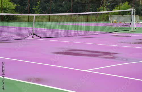 Terrain de tennis rose après la pluie