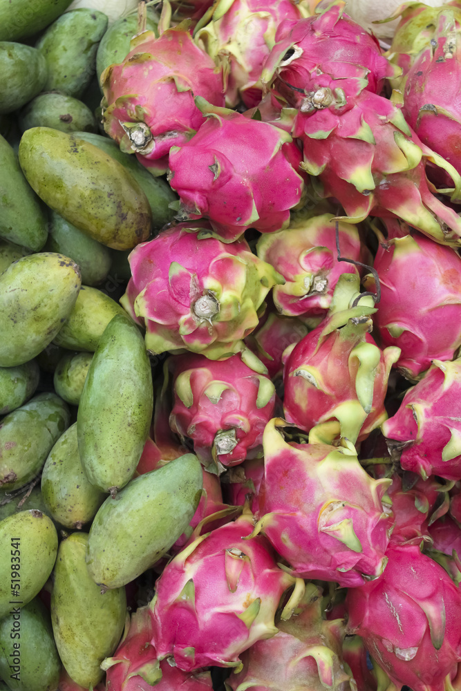 Drachenfrüchte und Mangos auf Markt in Kambodscha Drachenfrüchte und Mangos auf Markt in Kambodscha
