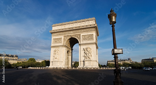 Place Charles de Gaulle et arc de triomphe © hassan bensliman