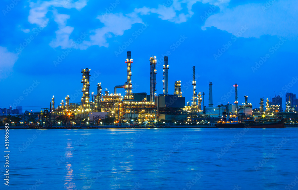 Obraz premium Oil refinery