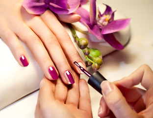 Stickers Manicure Roze nagellak op verzorgde nagels  © evasilchenko