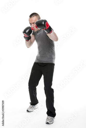 Sportlicher junger Mann beim Boxtraining