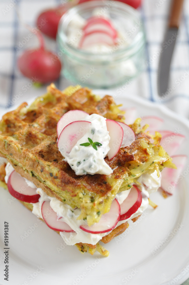 Kräuterwaffel mit Radieschenquark