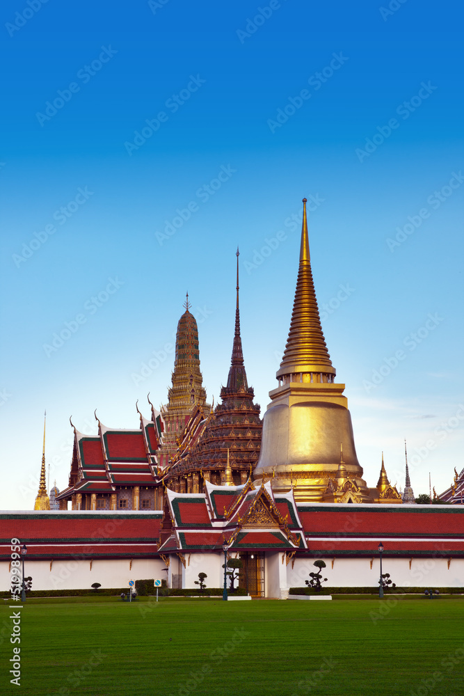 Naklejka premium The Grand Palace & Wat Phra Kaew, Bangkok, landmark of Thailand.