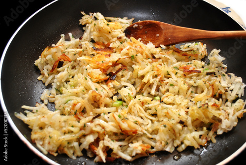 Konstfotografi Cooked Potato Hashbrowns in a Fry Pan