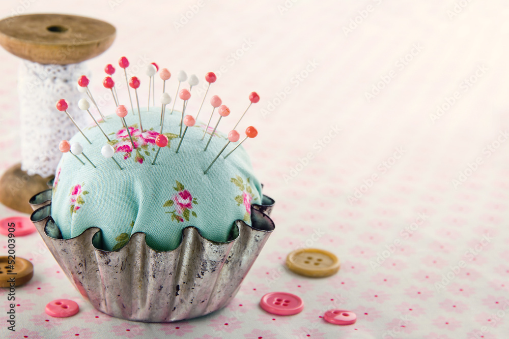 Φωτογραφία Sewing concept background with floral pincushion