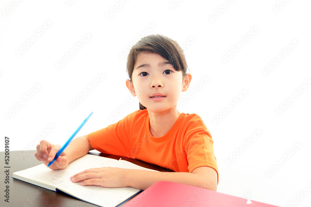 勉強に励む女の子 勉強に励む女の子