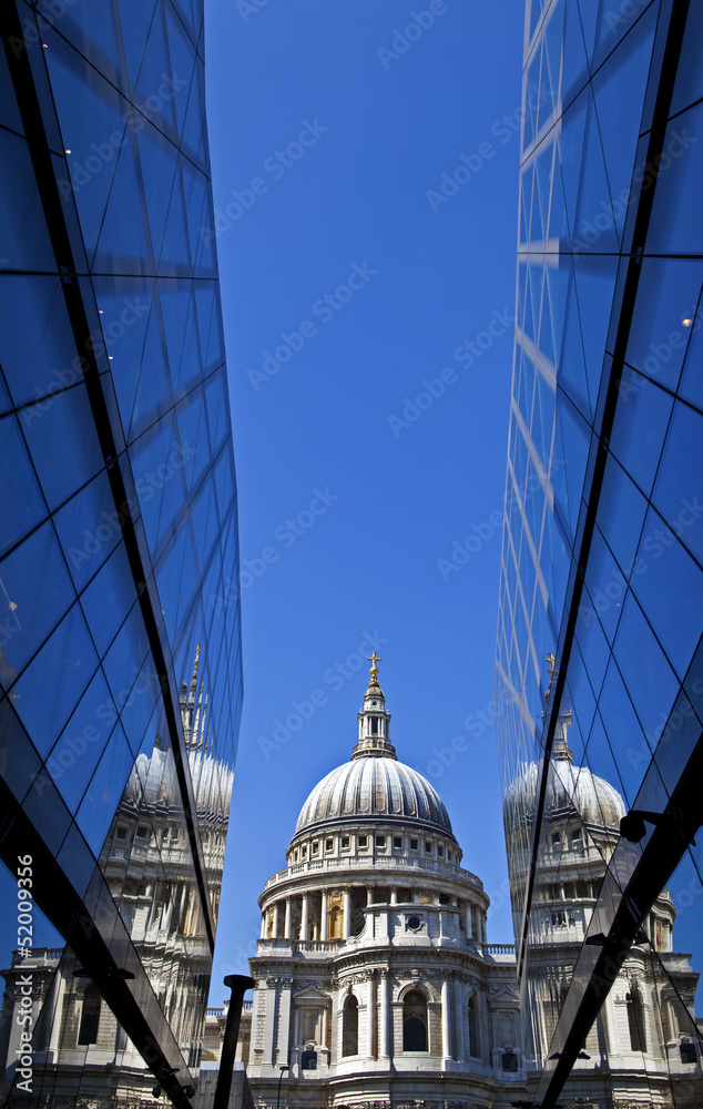 Fototapeta premium View of St. Paul's Cathedral in London.