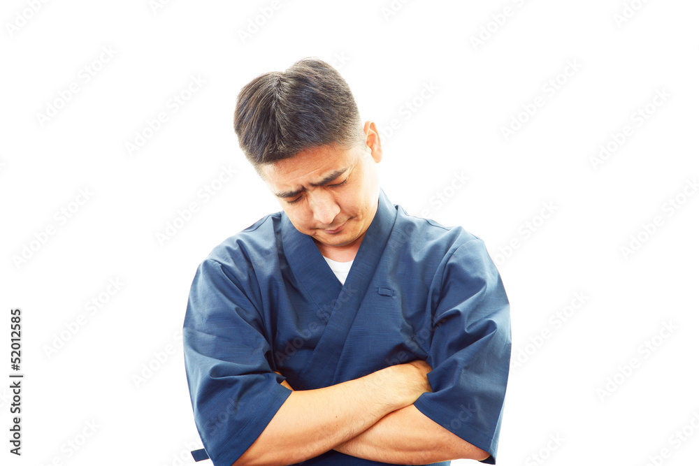 疲れた表情の寿司職人