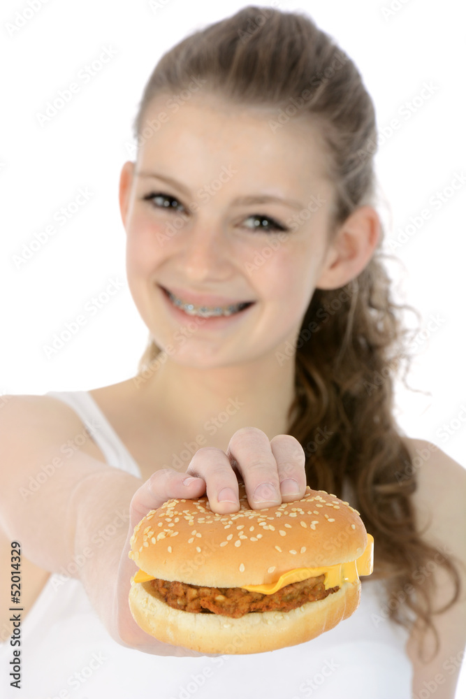 Freundlicher Teenager zeigt Cheeseburger