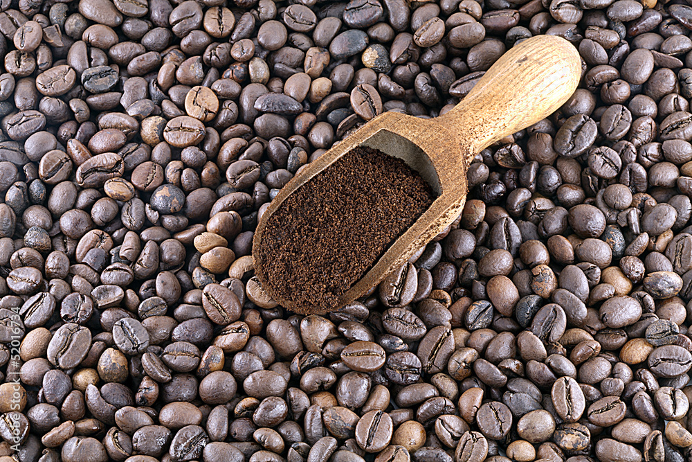 Obraz premium Caffè macinato e Caffè in chicchi