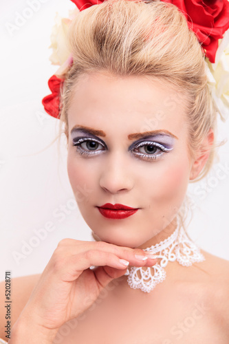 blonde  junge Frau mit modischem Make-up