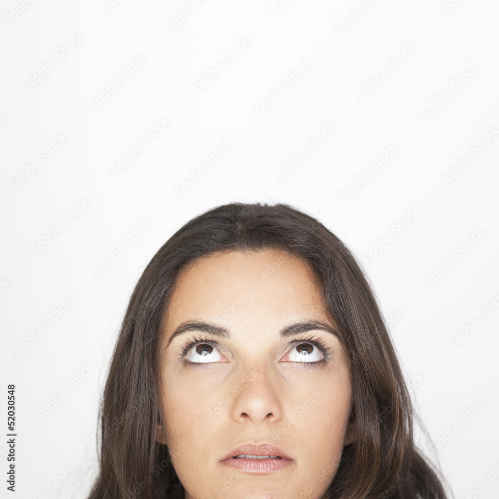 Fototapeta premium Frau schaut nach oben